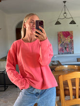 Afbeelding in Gallery-weergave laden, STEVIE SWEATER - Koraal