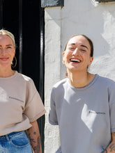 Afbeelding in Gallery-weergave laden, LODxLOIS T-shirt - Kwetsbaarkracht / grey