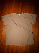 Afbeelding in Gallery-weergave laden, LOVA T-SHIRT - Taupe