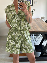 Afbeelding in Gallery-weergave laden, SUE WAISTCOAT - Green tie-dye