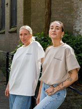 Afbeelding in Gallery-weergave laden, LODxLOIS T-shirt - Kwetsbaarkracht / beige