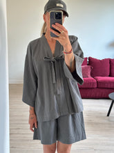 Afbeelding in Gallery-weergave laden, BOWIE ROBE - Grey