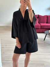 Afbeelding in Gallery-weergave laden, BOWIE ROBE - Black