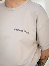 Afbeelding in Gallery-weergave laden, LODxLOIS T-shirt - Kwetsbaarkracht / beige