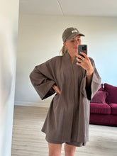 Afbeelding in Gallery-weergave laden, JUNE ROBE - Dusty brown