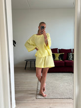 Afbeelding in Gallery-weergave laden, SET: LENNY T-SHIRT & NOVÈL SHORT - Yellow mousseline
