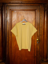 Afbeelding in Gallery-weergave laden, LOVA T-SHIRT - Dusty yellow