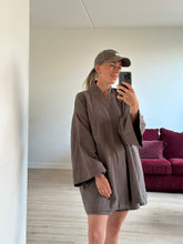 Afbeelding in Gallery-weergave laden, JUNE ROBE - Dusty brown
