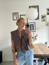 Afbeelding in Gallery-weergave laden, SUE WAISTCOAT - Dusty brown