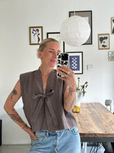 Afbeelding in Gallery-weergave laden, SUE WAISTCOAT - Dusty brown