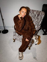 Afbeelding in Gallery-weergave laden, ROWAN SWEATER - Chocolate