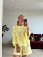 Afbeelding in Gallery-weergave laden, SET: LENNY T-SHIRT & NOVÈL SHORT - Yellow mousseline