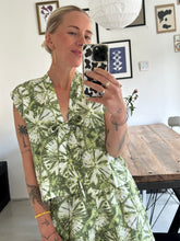 Afbeelding in Gallery-weergave laden, SUE WAISTCOAT - Green tie-dye