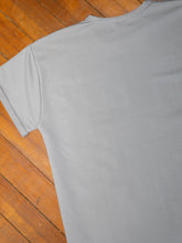 Afbeelding in Gallery-weergave laden, LODxLOIS T-shirt - Kwetsbaarkracht / grey