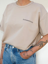 Afbeelding in Gallery-weergave laden, LODxLOIS T-shirt - Kwetsbaarkracht / beige