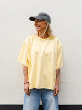 Afbeelding in Gallery-weergave laden, COCO T-SHIRT - Butter yellow
