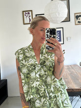 Afbeelding in Gallery-weergave laden, SUE WAISTCOAT - Green tie-dye