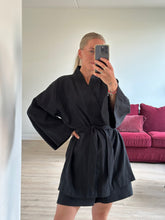 Afbeelding in Gallery-weergave laden, JUNE ROBE - Black