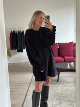 Afbeelding in Gallery-weergave laden, MAE SWEATDRESS - Black