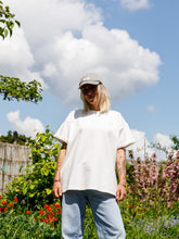 Afbeelding in Gallery-weergave laden, LOVA T-SHIRT - White