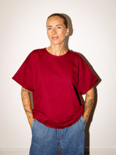 Afbeelding in Gallery-weergave laden, LOVA T-SHIRT - Wine red