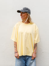 Afbeelding in Gallery-weergave laden, COCO T-SHIRT - Butter yellow