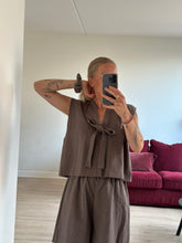 Afbeelding in Gallery-weergave laden, SUE WAISTCOAT - Dusty brown