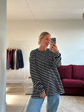 Afbeelding in Gallery-weergave laden, RUBY LONGSLEEVE - Navy stripes