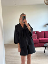 Afbeelding in Gallery-weergave laden, BOWIE ROBE - Black