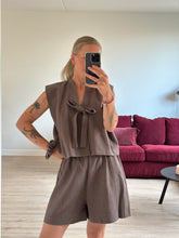Afbeelding in Gallery-weergave laden, SUE WAISTCOAT - Dusty brown