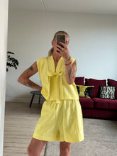 Afbeelding in Gallery-weergave laden, SET: SUE WAISTCOAT & NOVÈL SHORT - Yellow linen