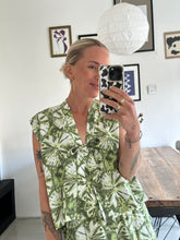 Afbeelding in Gallery-weergave laden, SUE WAISTCOAT - Green tie-dye