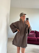 Afbeelding in Gallery-weergave laden, JUNE ROBE - Dusty brown