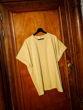 Afbeelding in Gallery-weergave laden, LOVA T-SHIRT - Dusty yellow