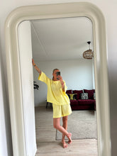 Afbeelding in Gallery-weergave laden, SET: LENNY T-SHIRT & NOVÈL SHORT - Yellow mousseline