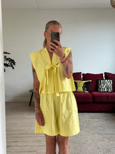 Afbeelding in Gallery-weergave laden, SET: SUE WAISTCOAT & NOVÈL SHORT - Yellow linen