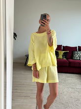 Afbeelding in Gallery-weergave laden, SET: LENNY T-SHIRT & NOVÈL SHORT - Yellow mousseline