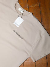 Afbeelding in Gallery-weergave laden, LODxLOIS T-shirt - Kwetsbaarkracht / beige