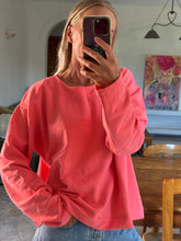 Afbeelding in Gallery-weergave laden, STEVIE SWEATER - Koraal
