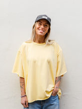 Afbeelding in Gallery-weergave laden, COCO T-SHIRT - Butter yellow