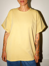 Afbeelding in Gallery-weergave laden, LOVA T-SHIRT - Dusty yellow