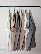 Afbeelding in Gallery-weergave laden, LODxLOIS T-shirt - Kwetsbaarkracht / beige