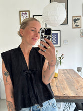 Afbeelding in Gallery-weergave laden, SUE WAISTCOAT - Black embroidery