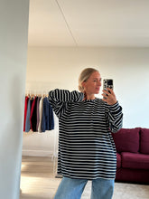 Afbeelding in Gallery-weergave laden, RUBY LONGSLEEVE - Navy stripes