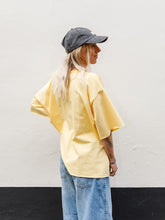 Afbeelding in Gallery-weergave laden, COCO T-SHIRT - Butter yellow