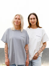 Afbeelding in Gallery-weergave laden, LODxLOIS T-shirt - Kwetsbaarkracht / grey