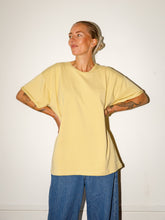 Afbeelding in Gallery-weergave laden, LOVA T-SHIRT - Dusty yellow
