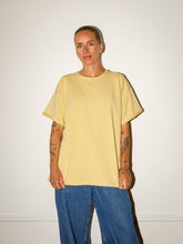 Afbeelding in Gallery-weergave laden, LOVA T-SHIRT - Dusty yellow