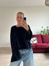 Afbeelding in Gallery-weergave laden, JAZZ SWEATER - Navy velvet