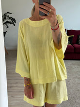 Afbeelding in Gallery-weergave laden, SET: LENNY T-SHIRT & NOVÈL SHORT - Yellow mousseline